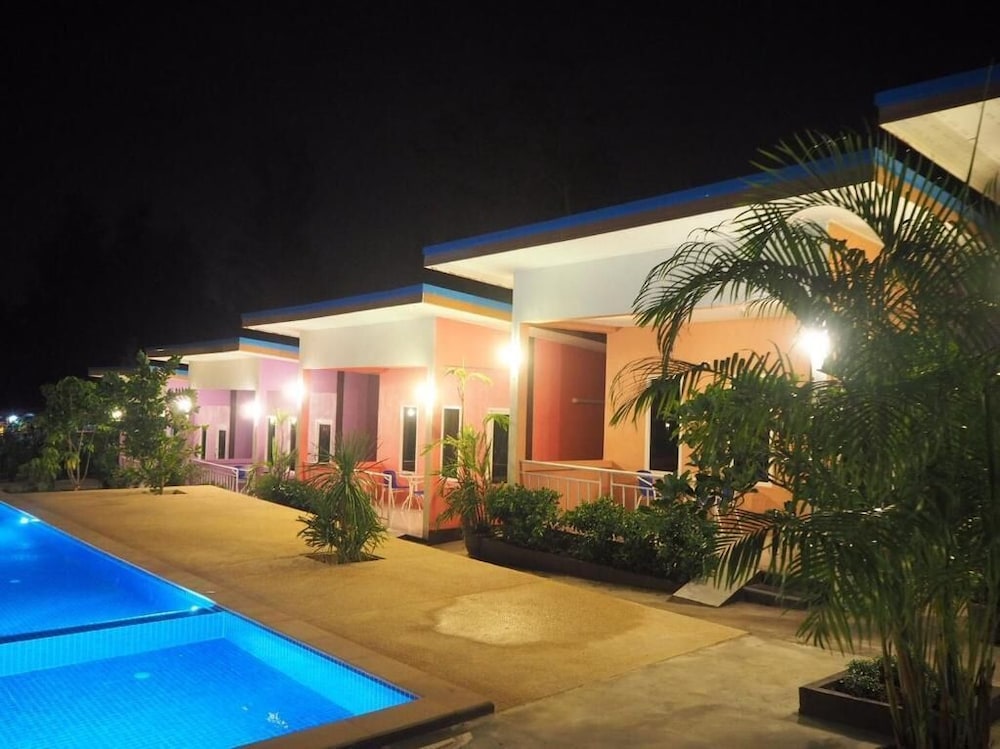 At Night Airport Resort 9/46