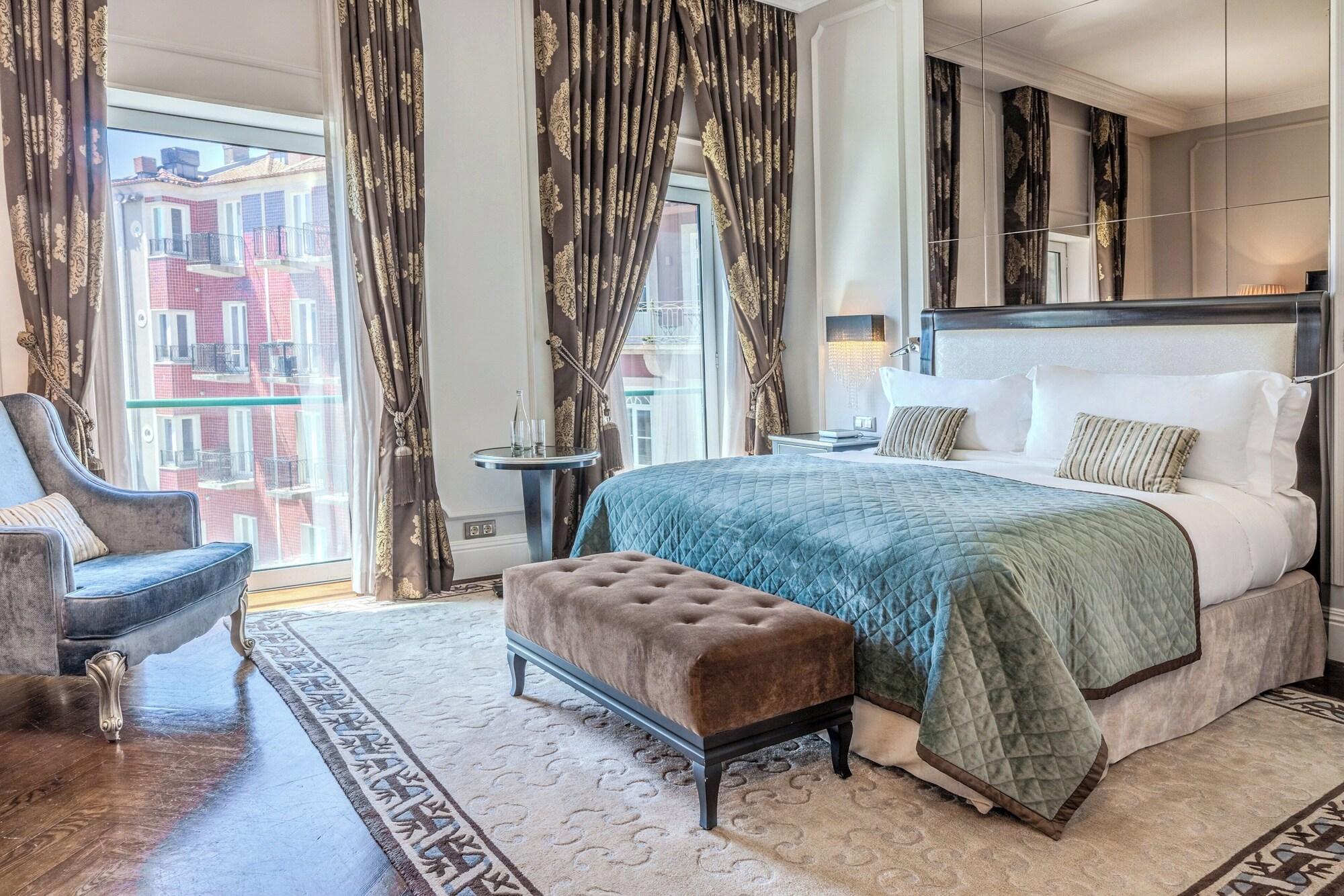 Classic, King Bed, Country Square View, City View