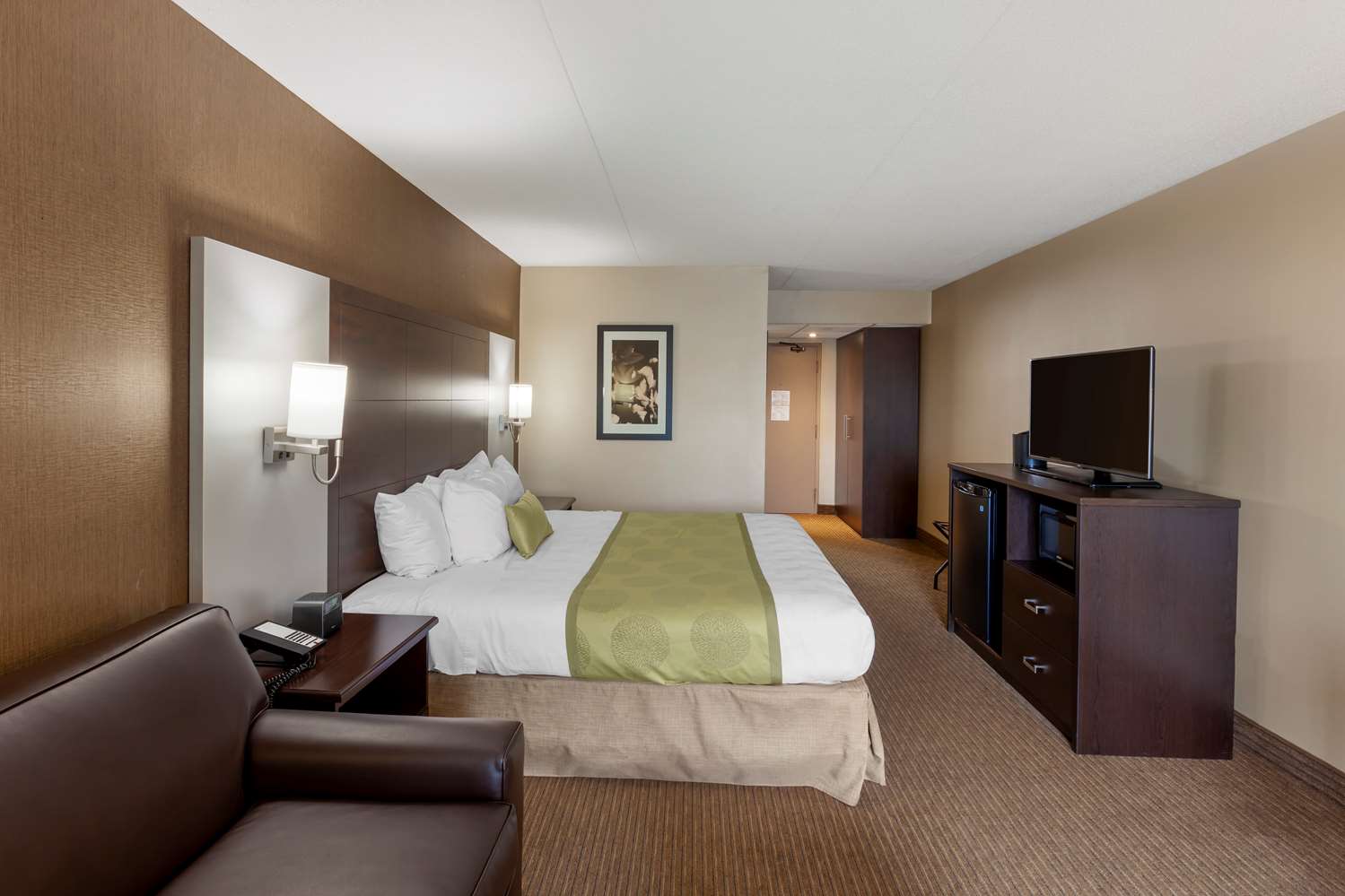 غرفة بسرير كينج بشرفة مع أريكة، Best Western Plus Leamington Hotel and Conference Centre 3/5