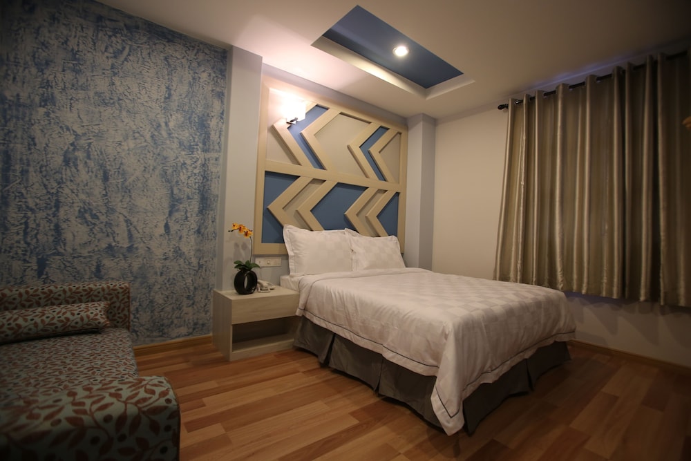 SUITE, QUEEN BED, SOFA