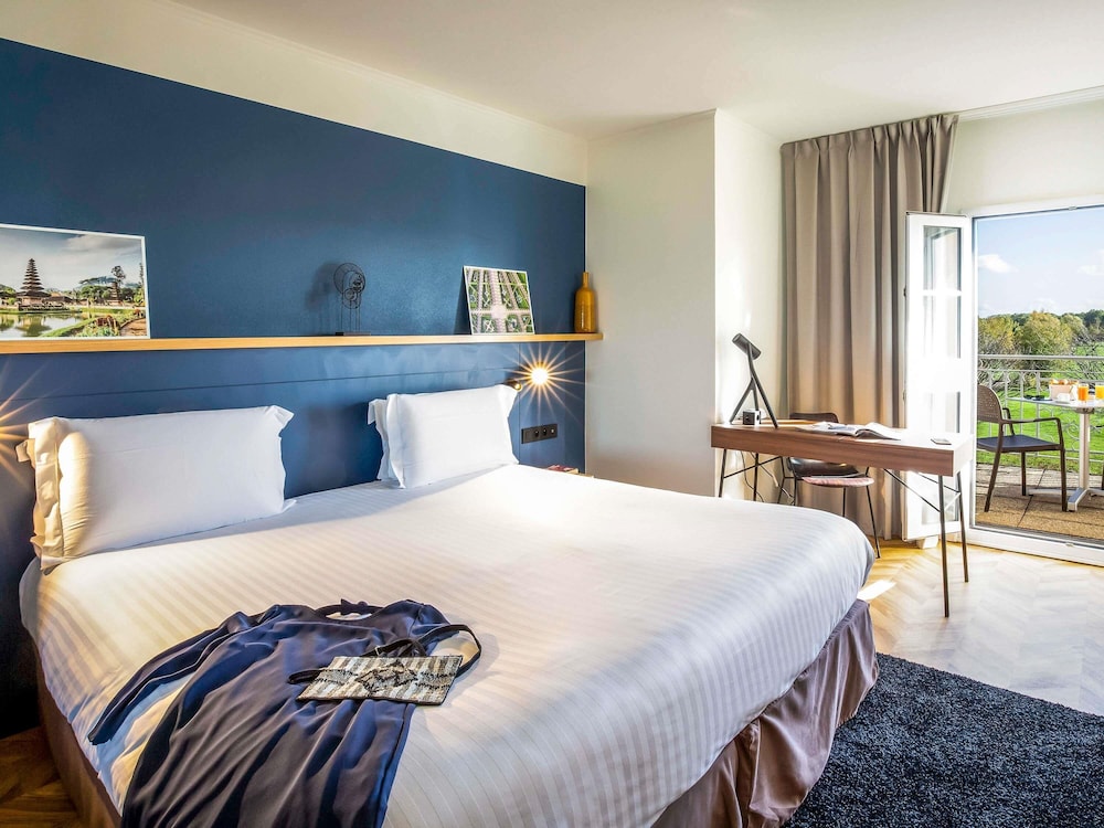غرفة بريفيليج بسرير مزدوج بشرفة، Hotel Mercure Chantilly Resort & Conventions 2/6