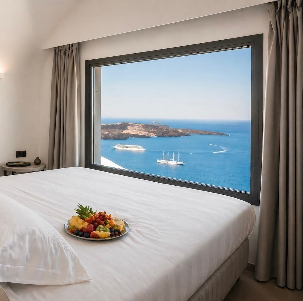 Cave, Luxury, Suite, Queen Bed, Caldera and Sea View