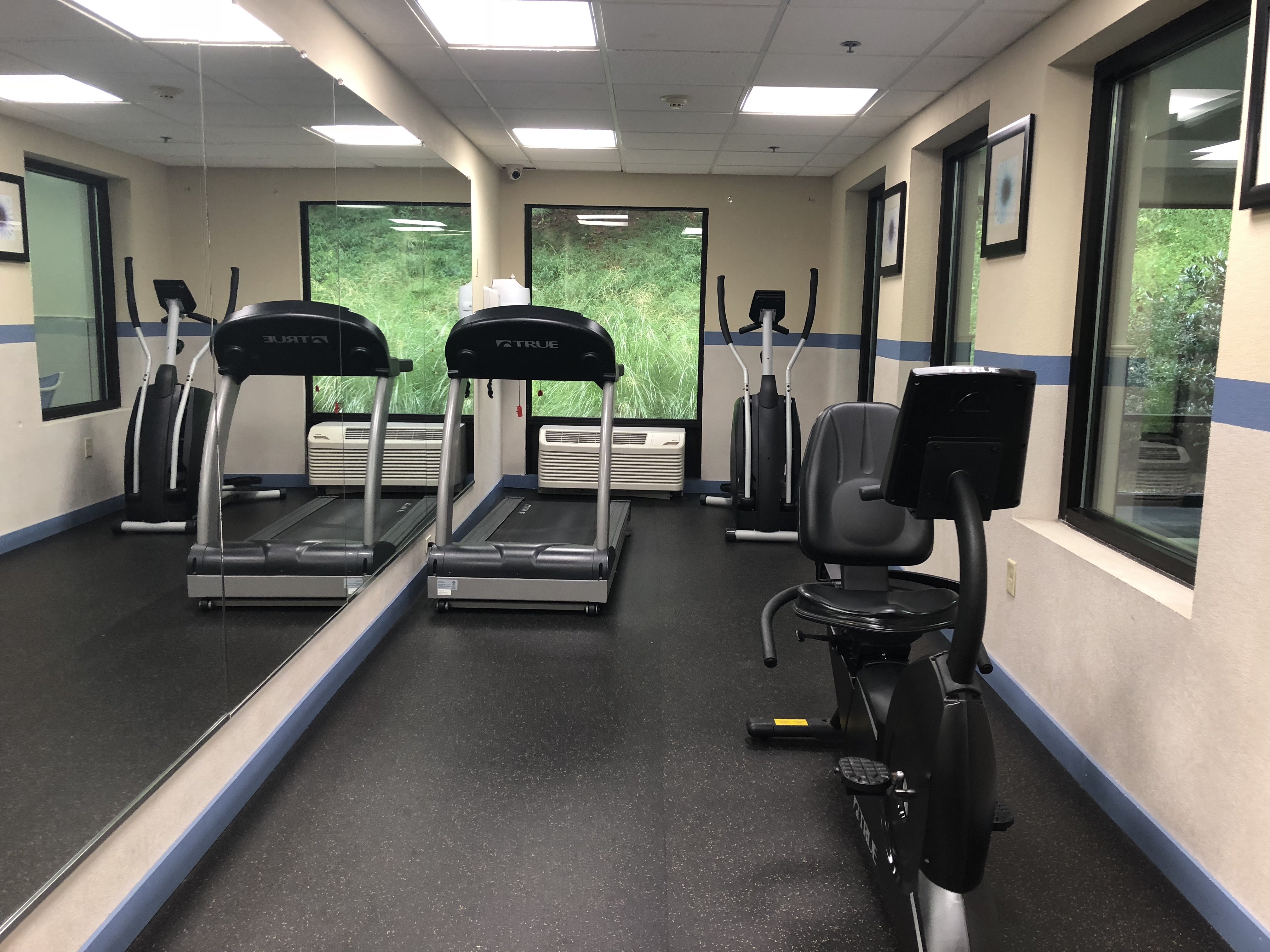 Holiday Inn Express Hotel Suites West Chester 48/76