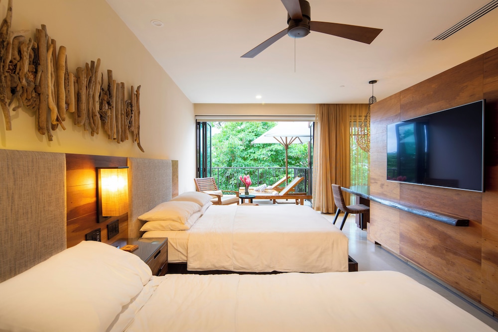 2 Bedrooms, Pool, Suite, King and Twin Beds