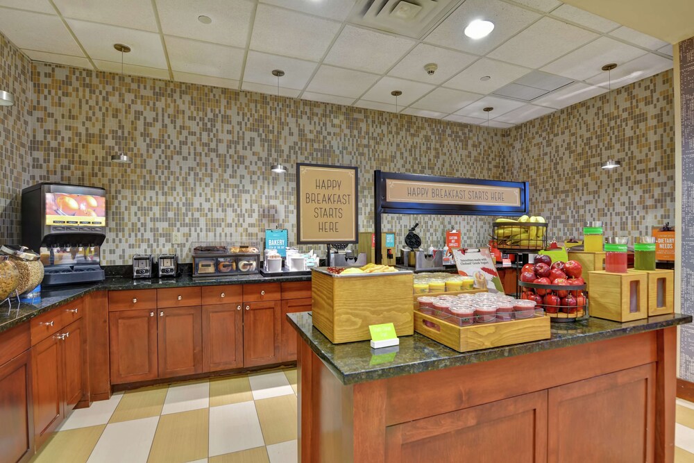 Hampton Inn Suites Newark Harrison Riverwalk 36/60