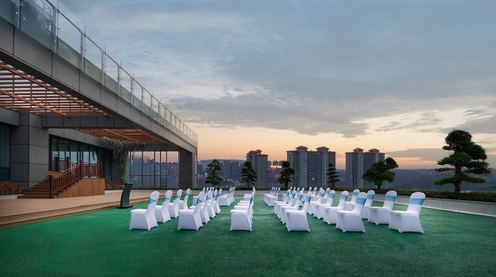 Holiday Inn Luzhou Longjian 1/43