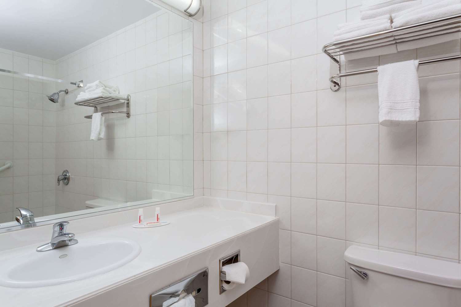 Days Inn by Wyndham Woodbury Long Island 22/23