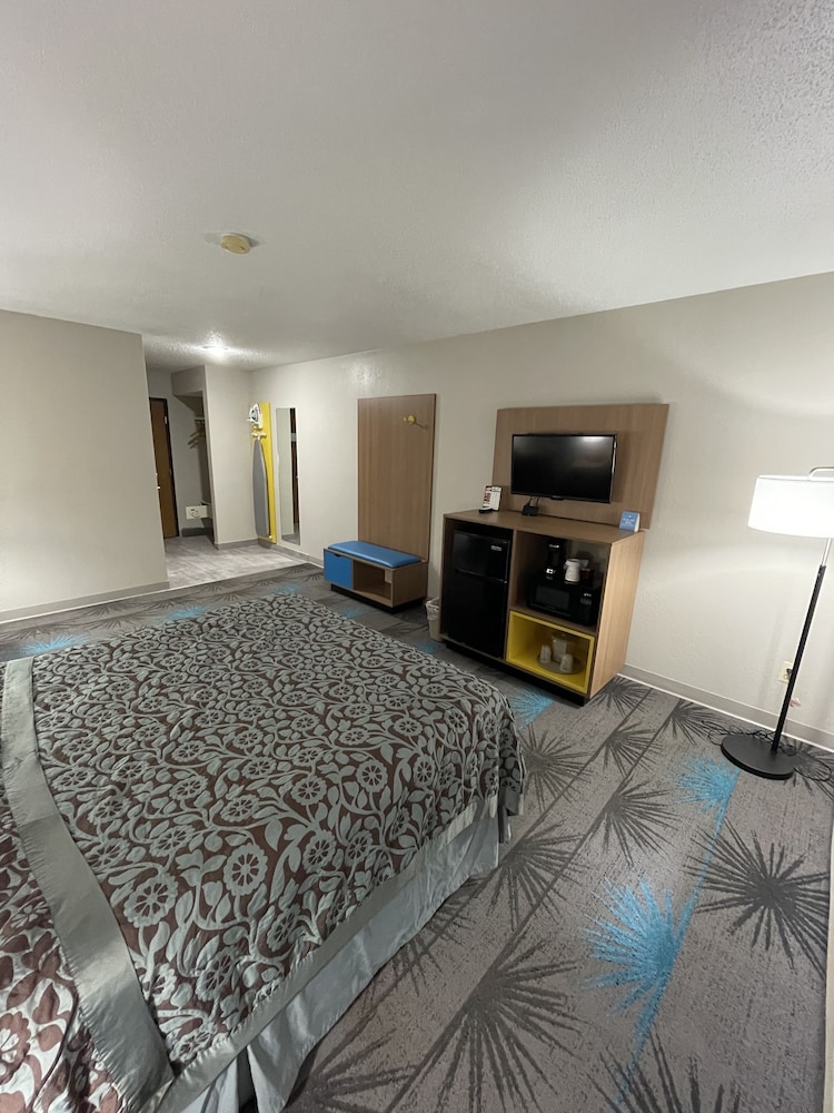 Days Inn By Wyndham Alpena 6/28