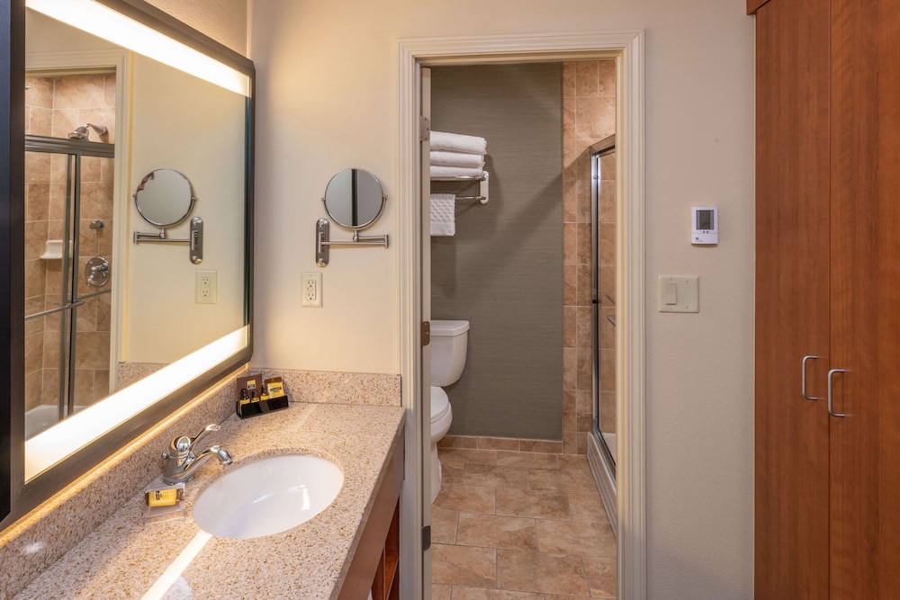 جناح بسرير كينج بمطبخ صغير، Best Western Plus Clocktower Inn 8/9