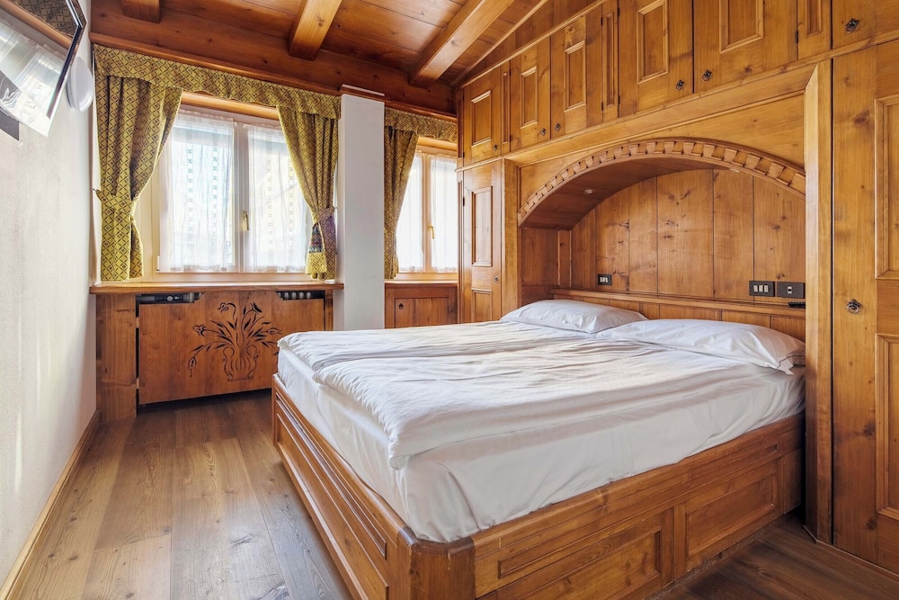 APARTMENT, KING AND TWIN BEDS