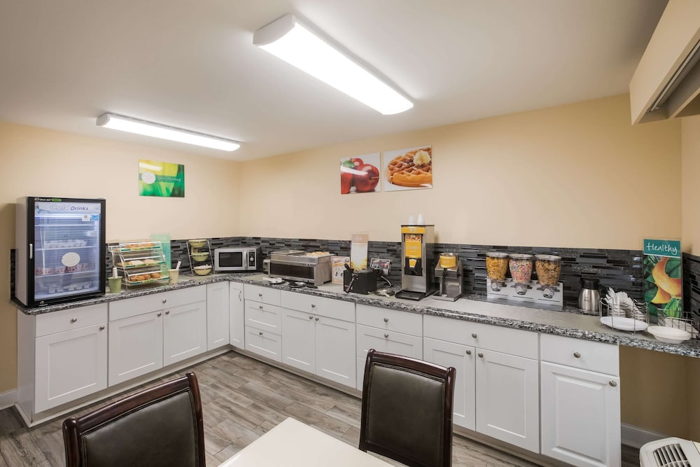 Quality Inn & Suites Greensboro near Lake Oconee 30/36