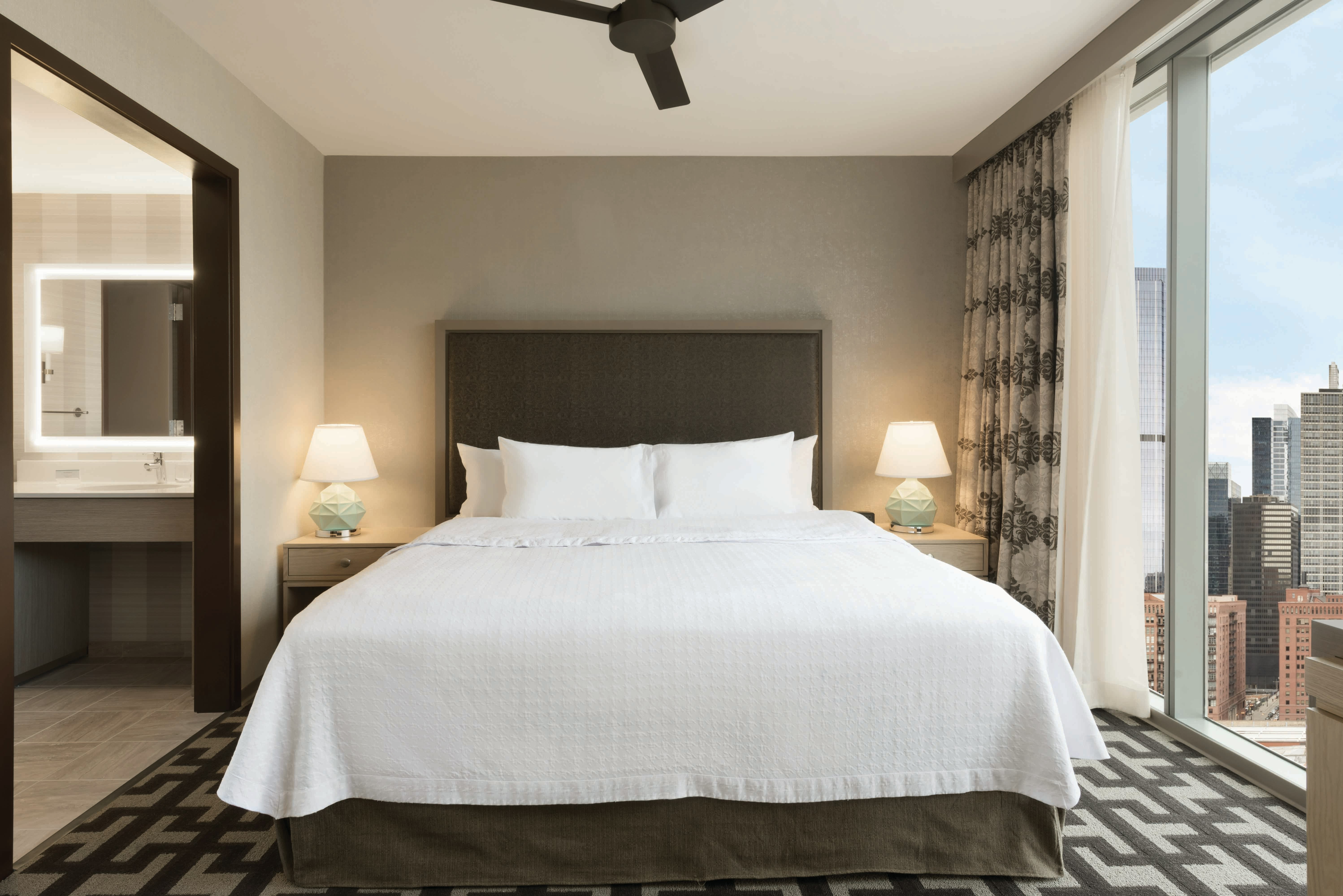 Skyline, Suite, King Bed, Corner