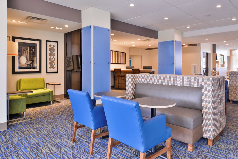 Holiday Inn Express and Suites - Mall of America - MSP Airport 44/68