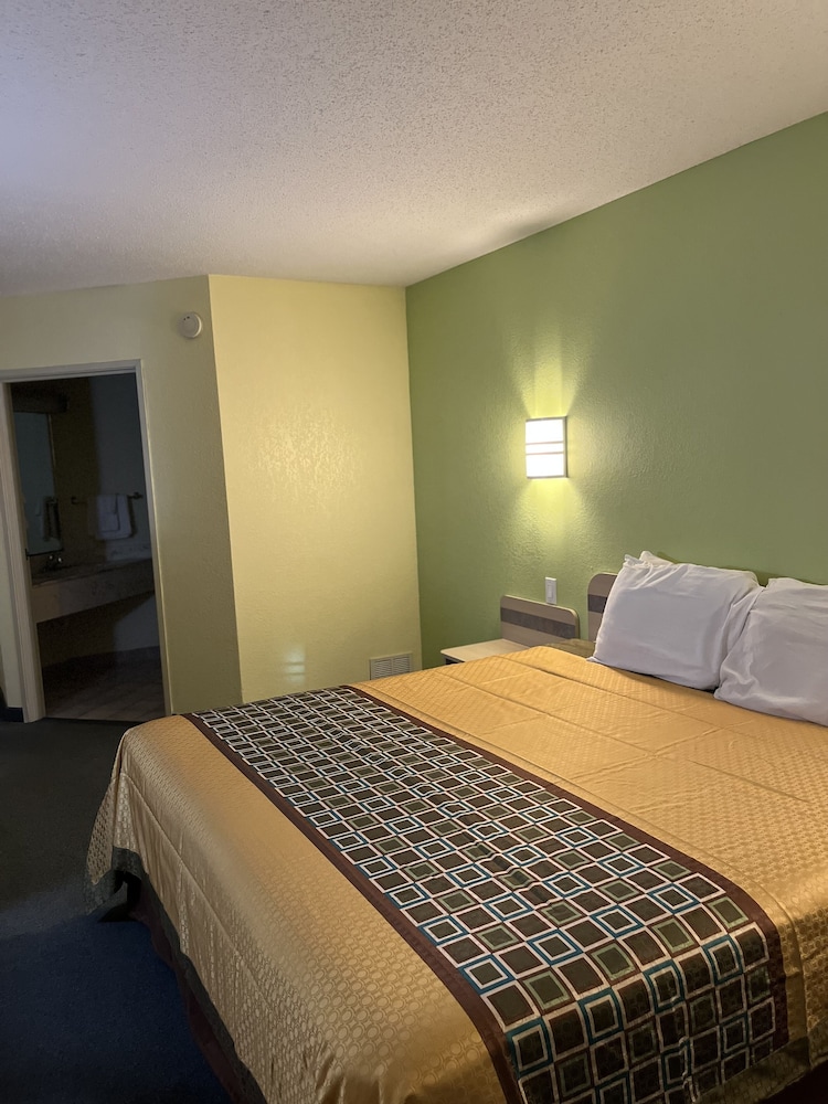 Howard Johnson by Wyndham Clarksville Tennessee 6/45