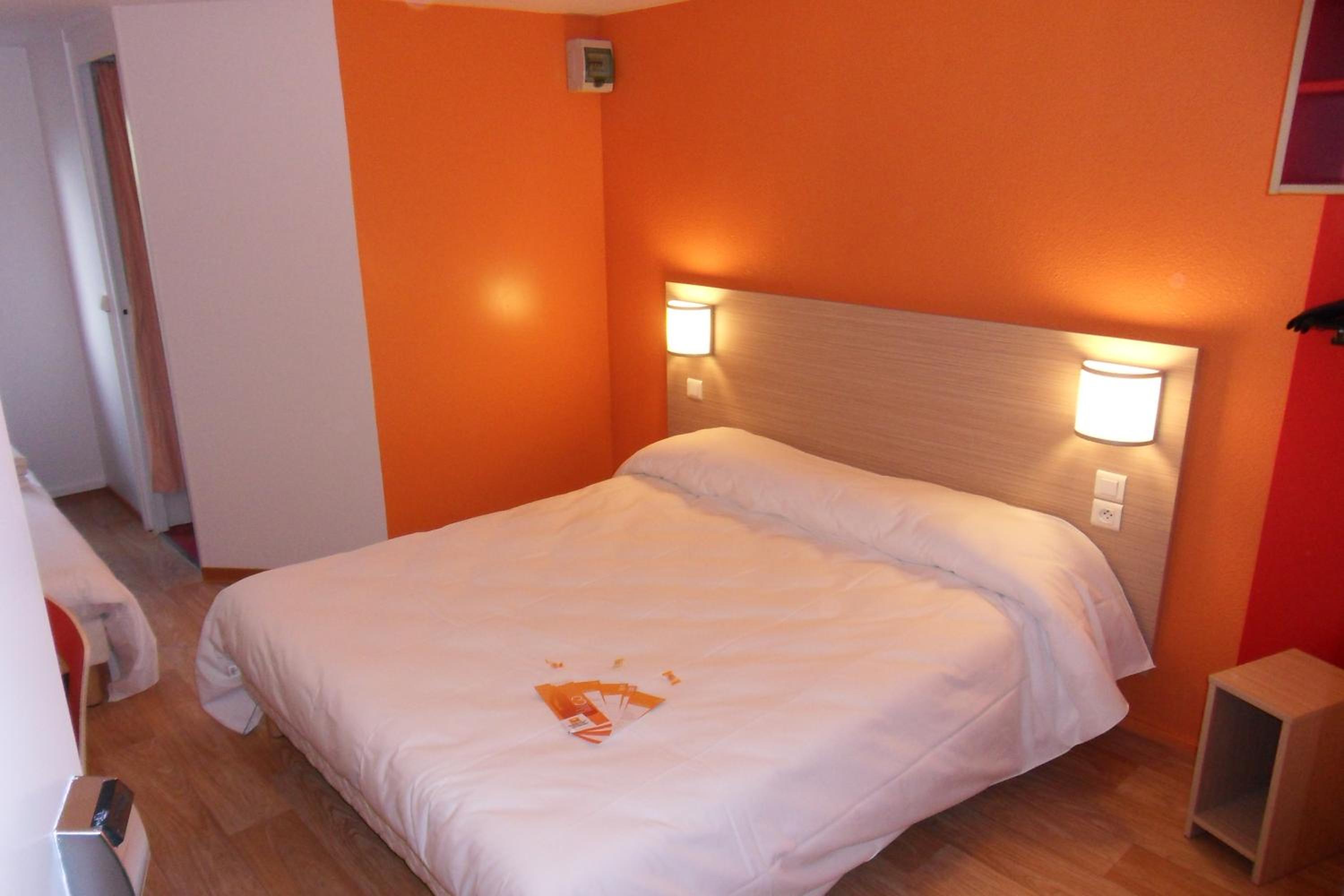 غرفة بسرير مزدوج