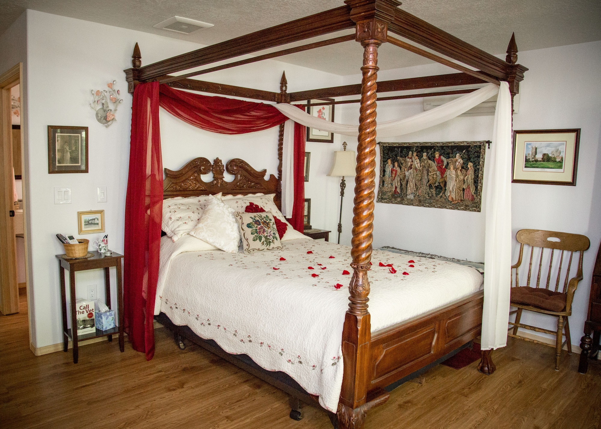 ROMANTIC, QUEEN BED, PET FRIENDLY, PATIO