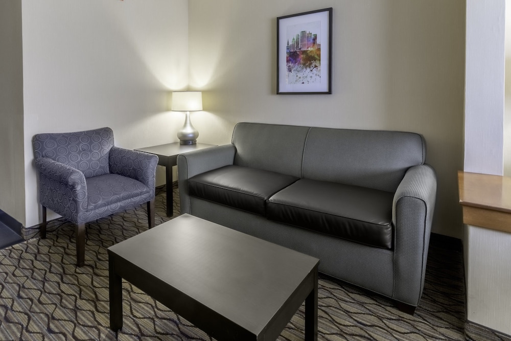 Holiday Inn Hotel And Suites Milwaukee Airport 19/36