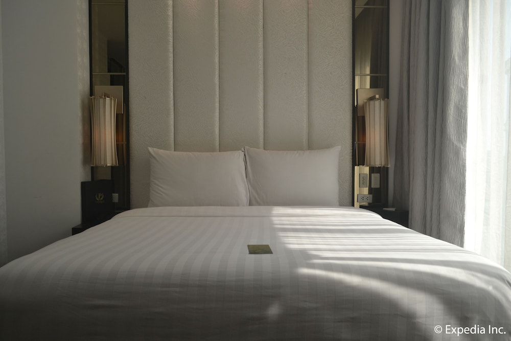 The Penthouse Hotel 11/50