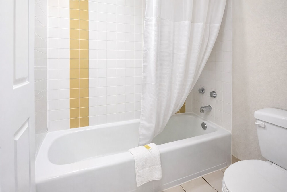 غرفة قياسية بسرير كينج، Days Inn By Wyndham Amherst 3/3