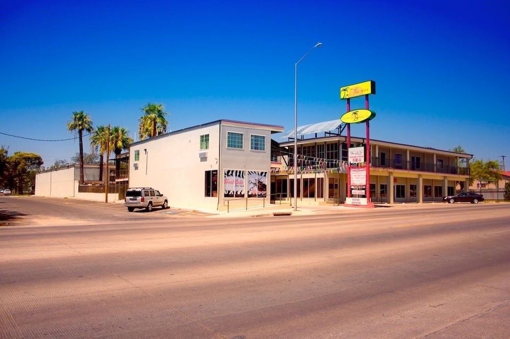 Whispering Palms Inn 4/35