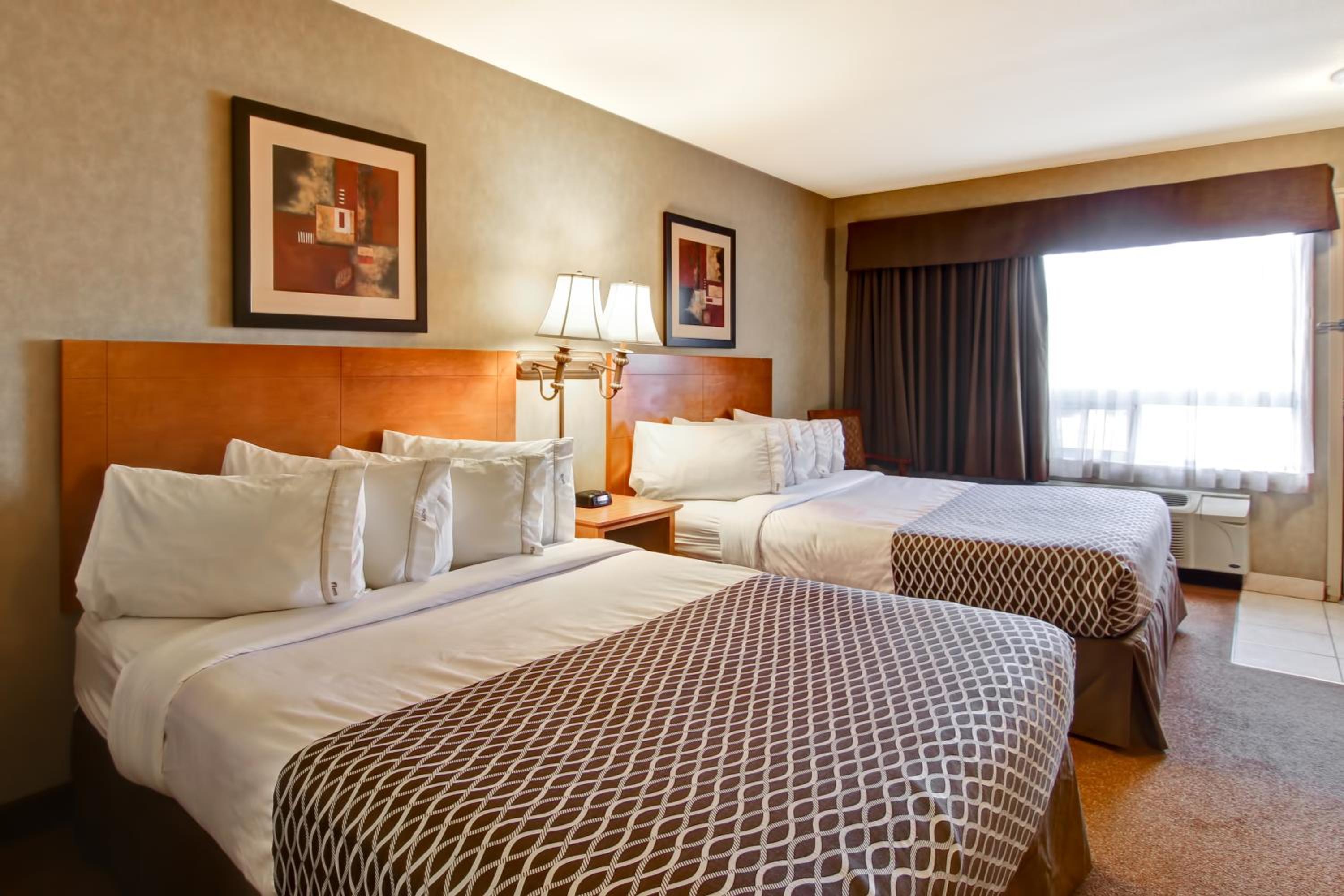 Room, 2 Beds, Queen Bed, Main Floor