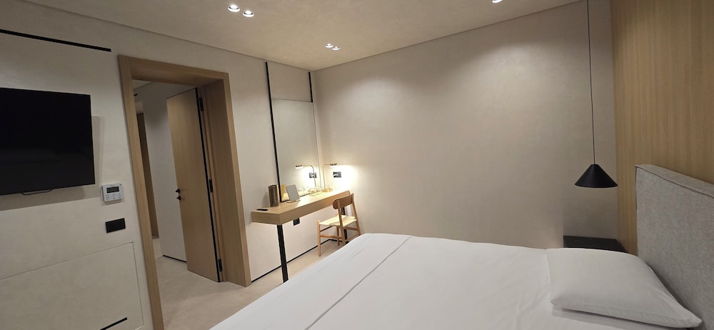 Junior Suite, King Bed, Partial Sea View, Sofa, Balcony
