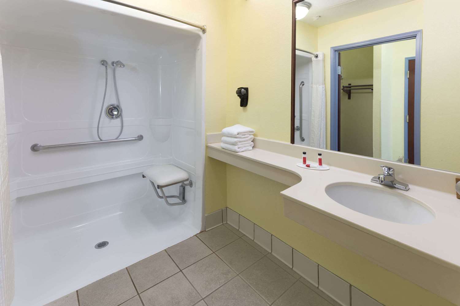 Days Inn Suites By Wyndham Union City 27/30