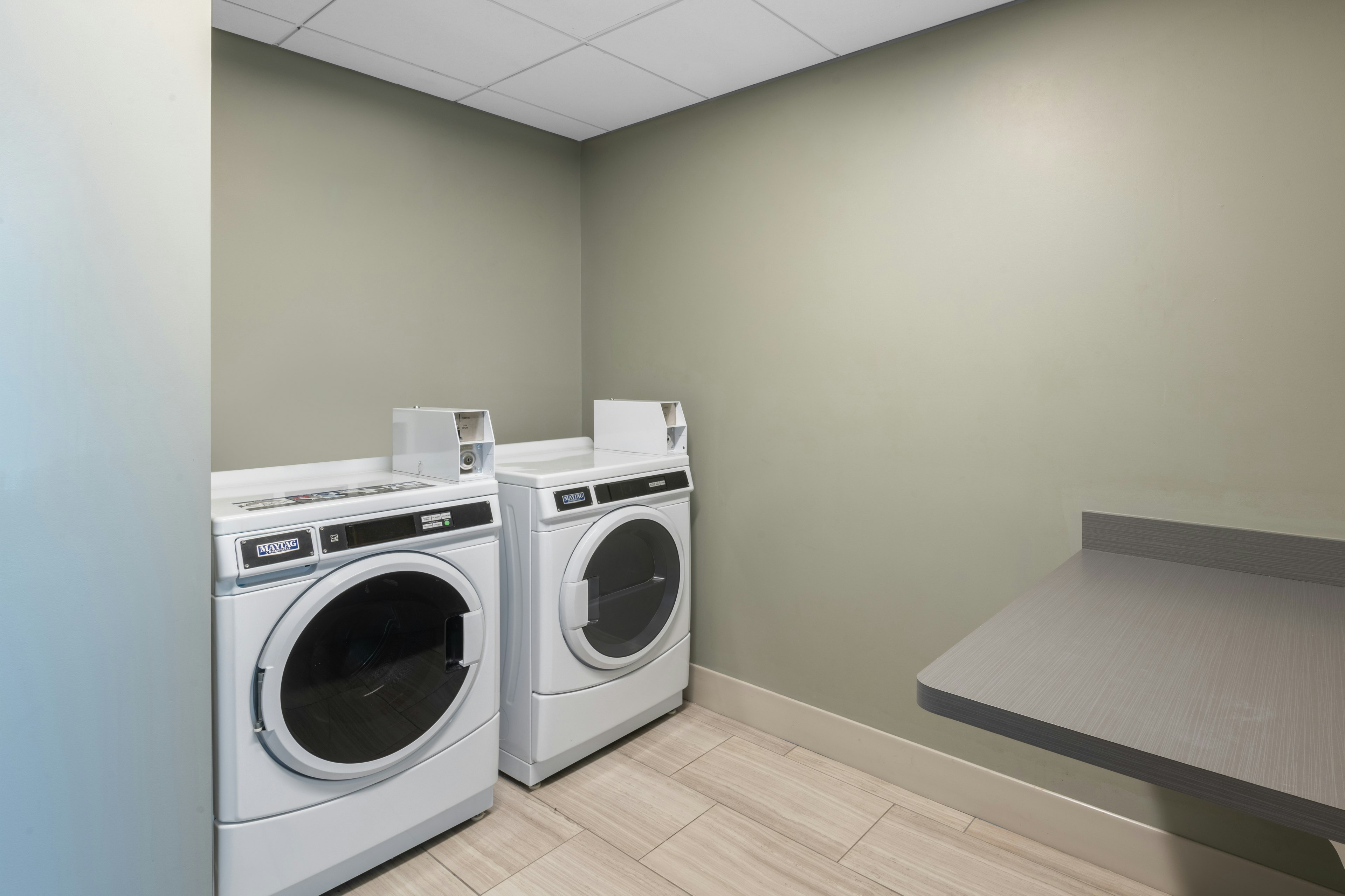 Holiday Inn Express & Suites Phoenix - Airport North 32/71