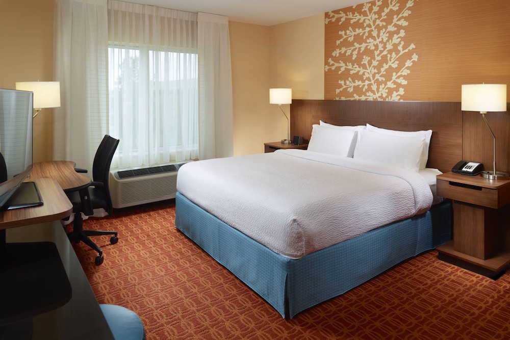 Fairfield Inn Suites Fayetteville North 13/50