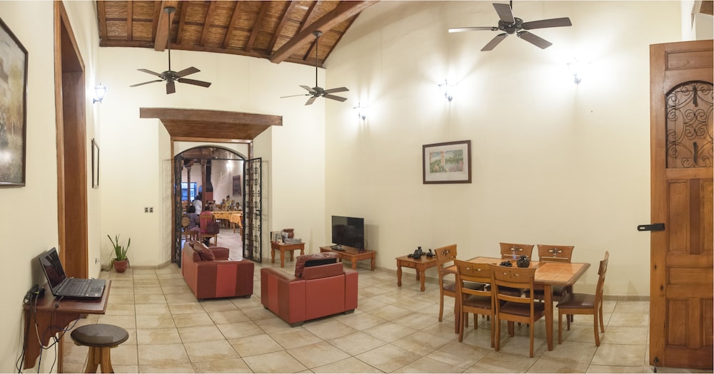 El Almirante Hotel 40/47