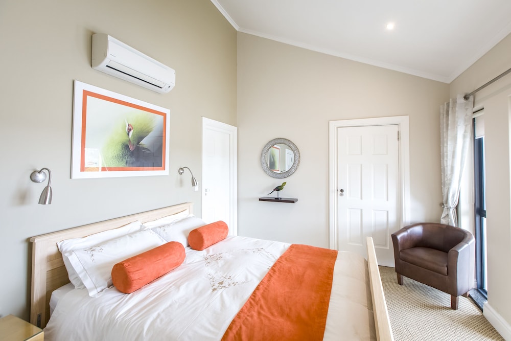 Luxury, Queen Bed, Lake Side, Balcony