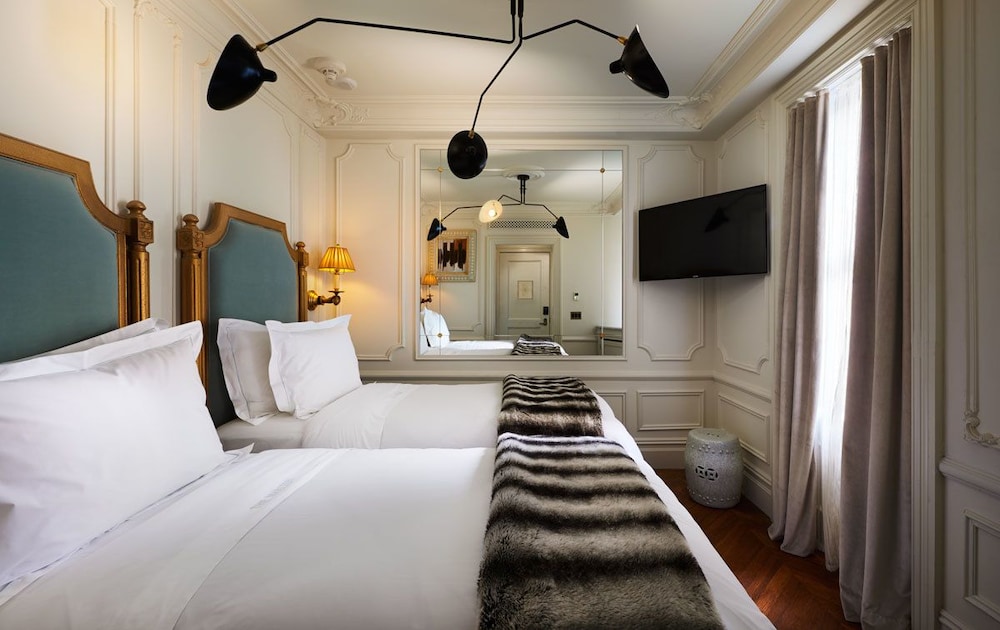 ROOM, TWIN BEDS