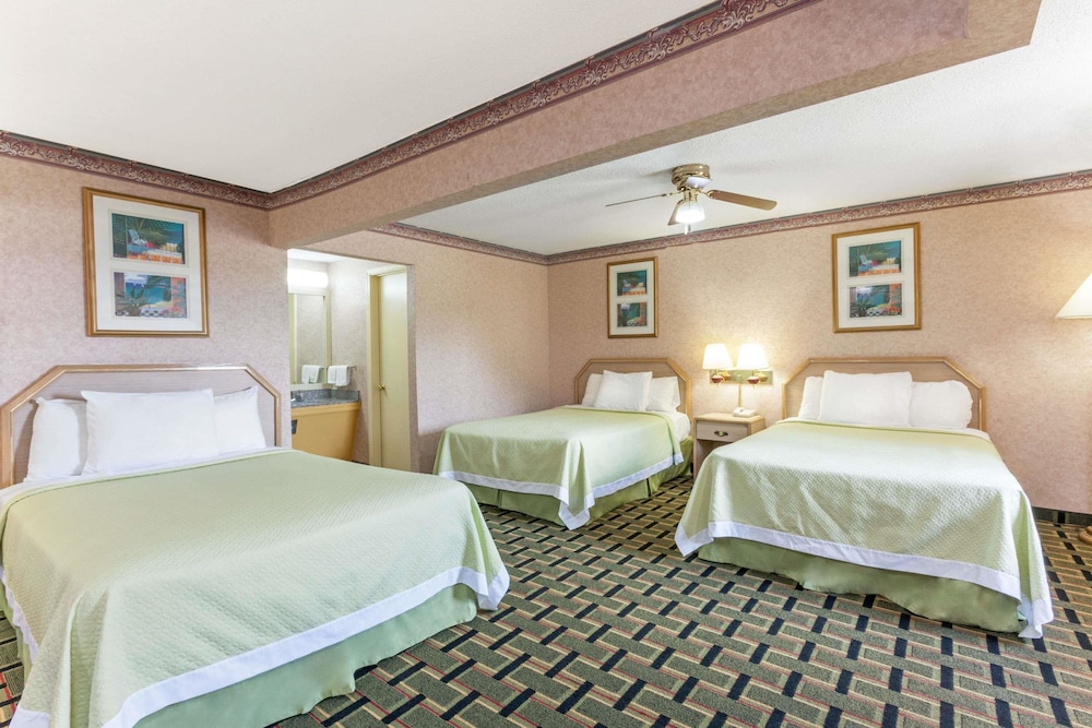 Days Inn by Wyndham Holladay 18/50
