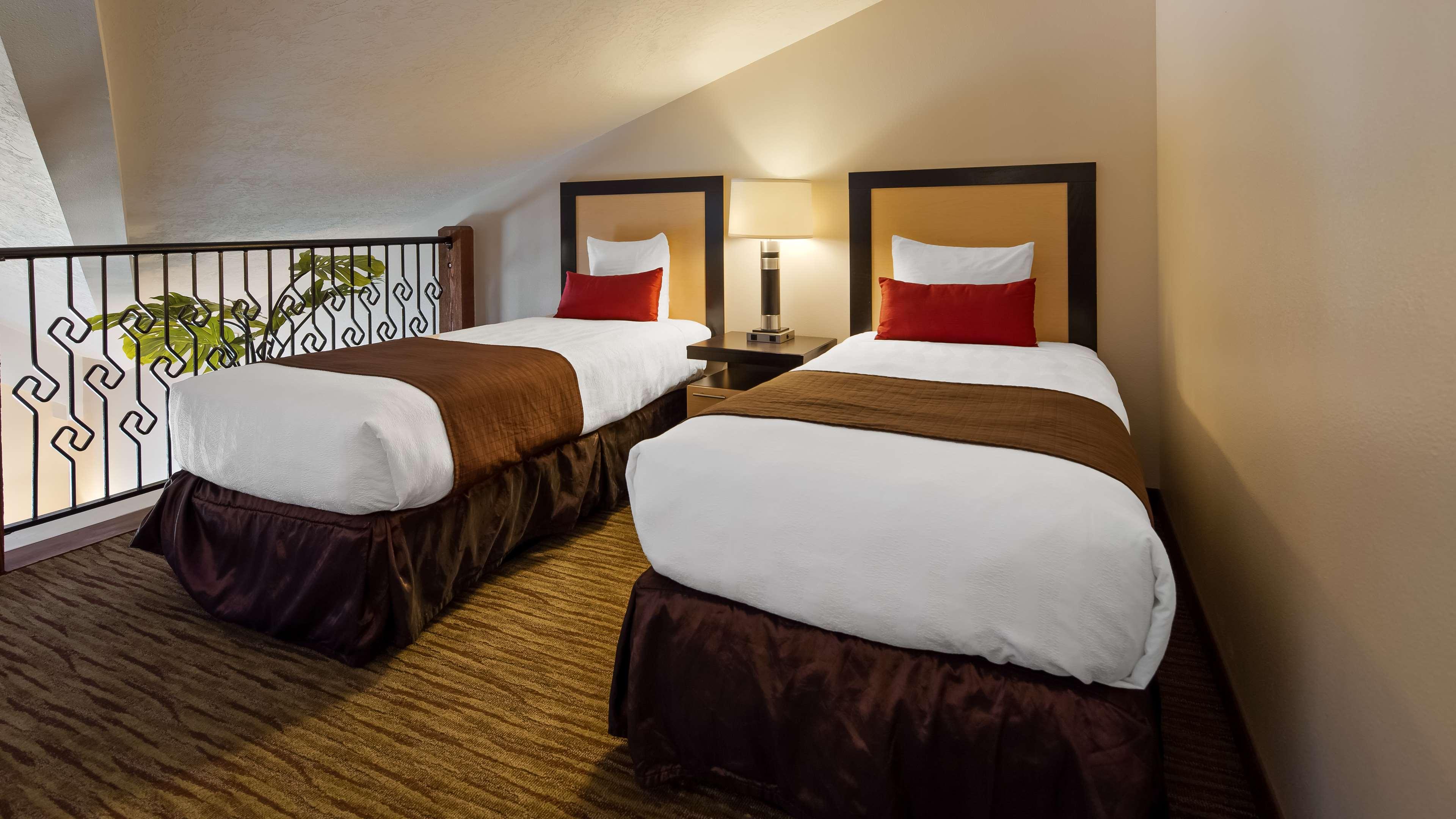 Loft, Suite, King and Twin Beds, 2 Sofa, Jetted Tub, Kitchenette