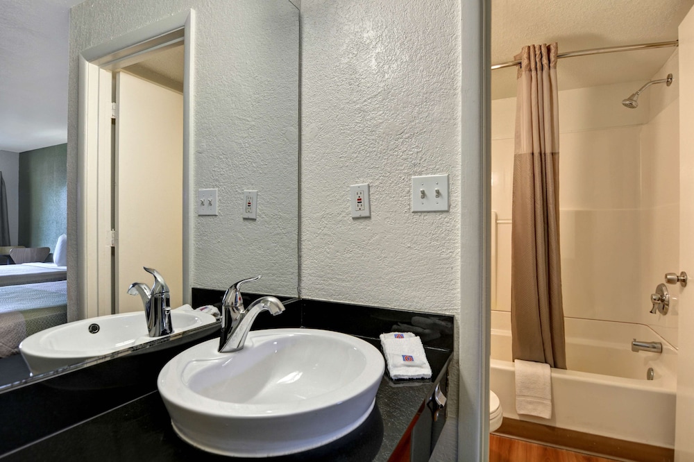 SUITE, QUEEN BED