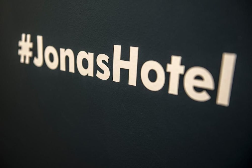 Jonas Hotel 3/44