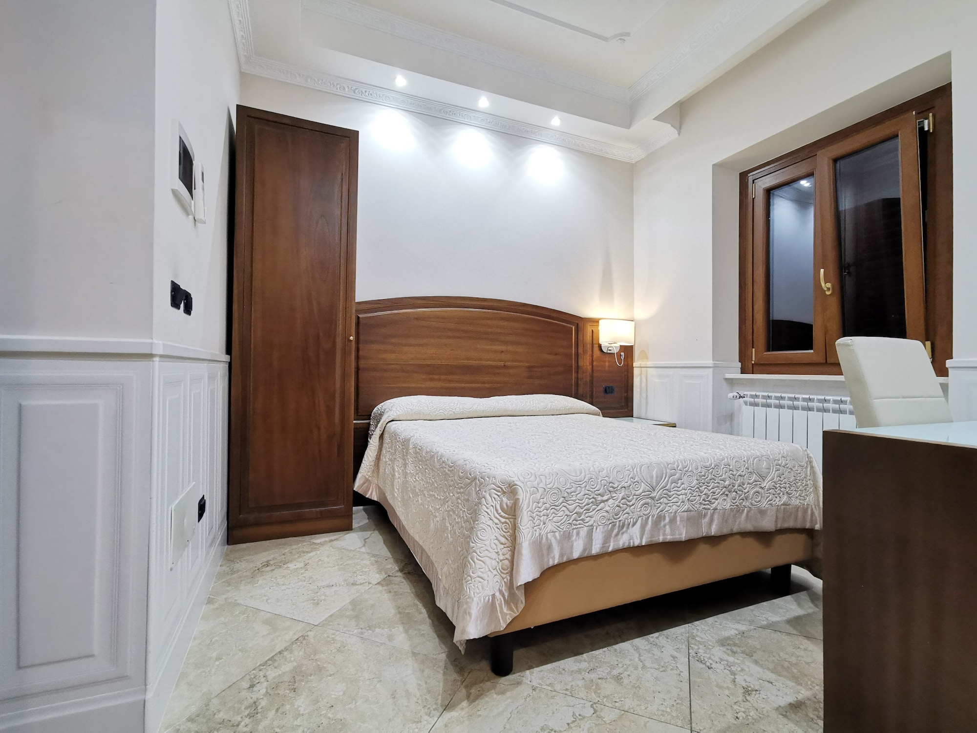 ROOM, SINGLE