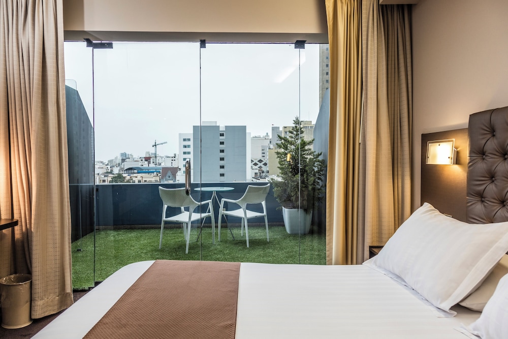 Del Pilar Miraflores 18/50