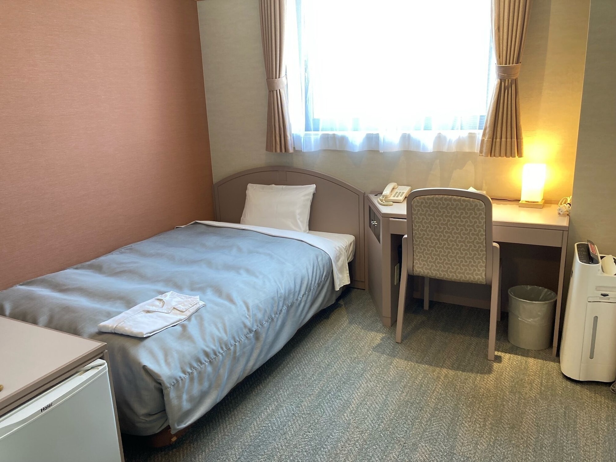 ROOM, SINGLE