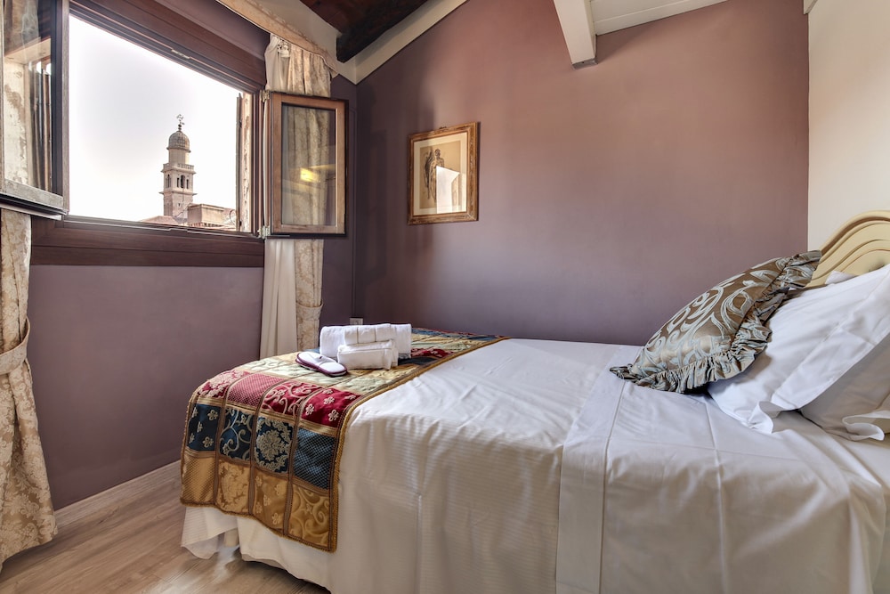 ROOM, SINGLE, SHARED BATHROOM