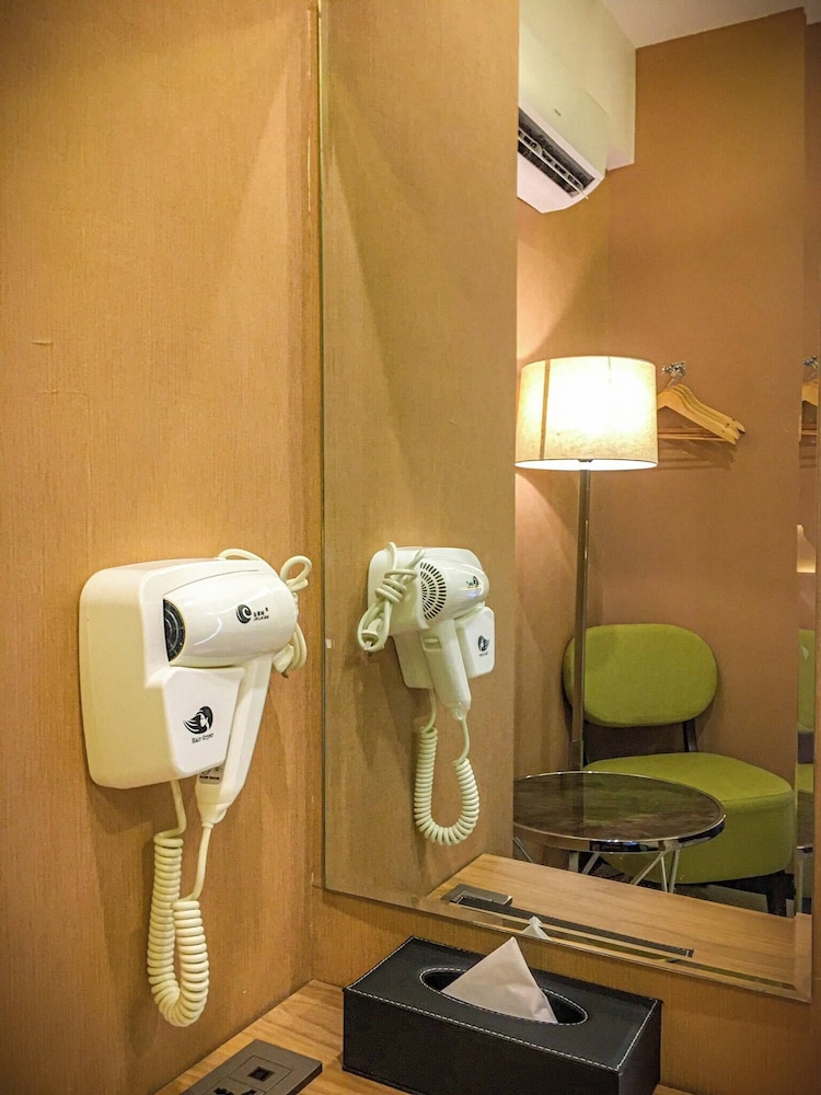 Vivien's Hotel 36/51