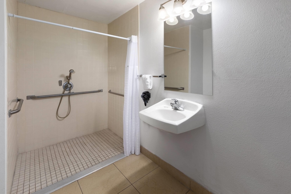 Super 8 by Wyndham Tucson/Grant Road Area AZ 48/50