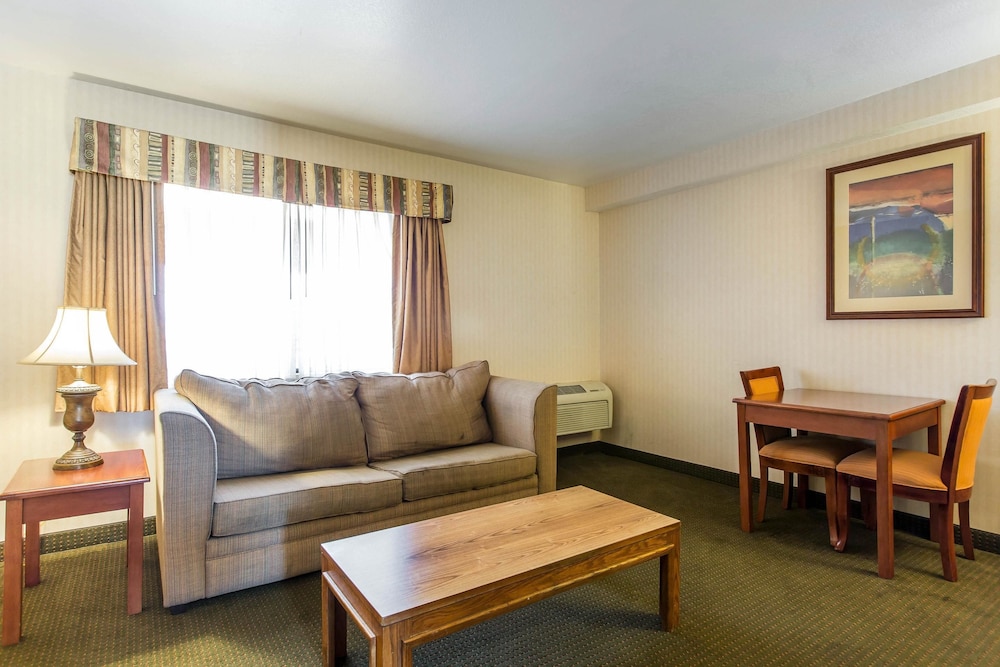 Econo Lodge Inn & Suites Riverside Corona 24/34