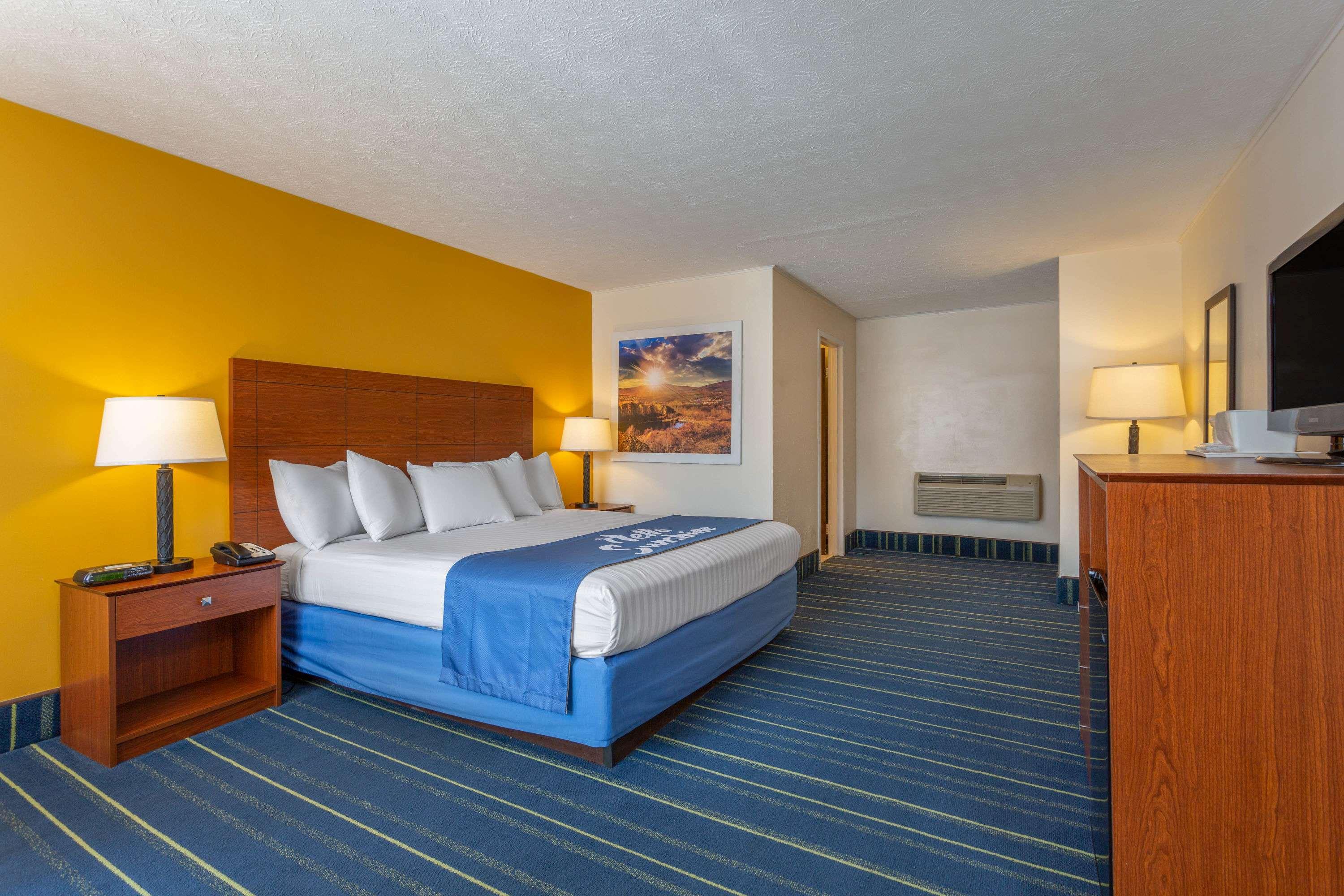 Days Inn By Wyndham Breezewood 12/34