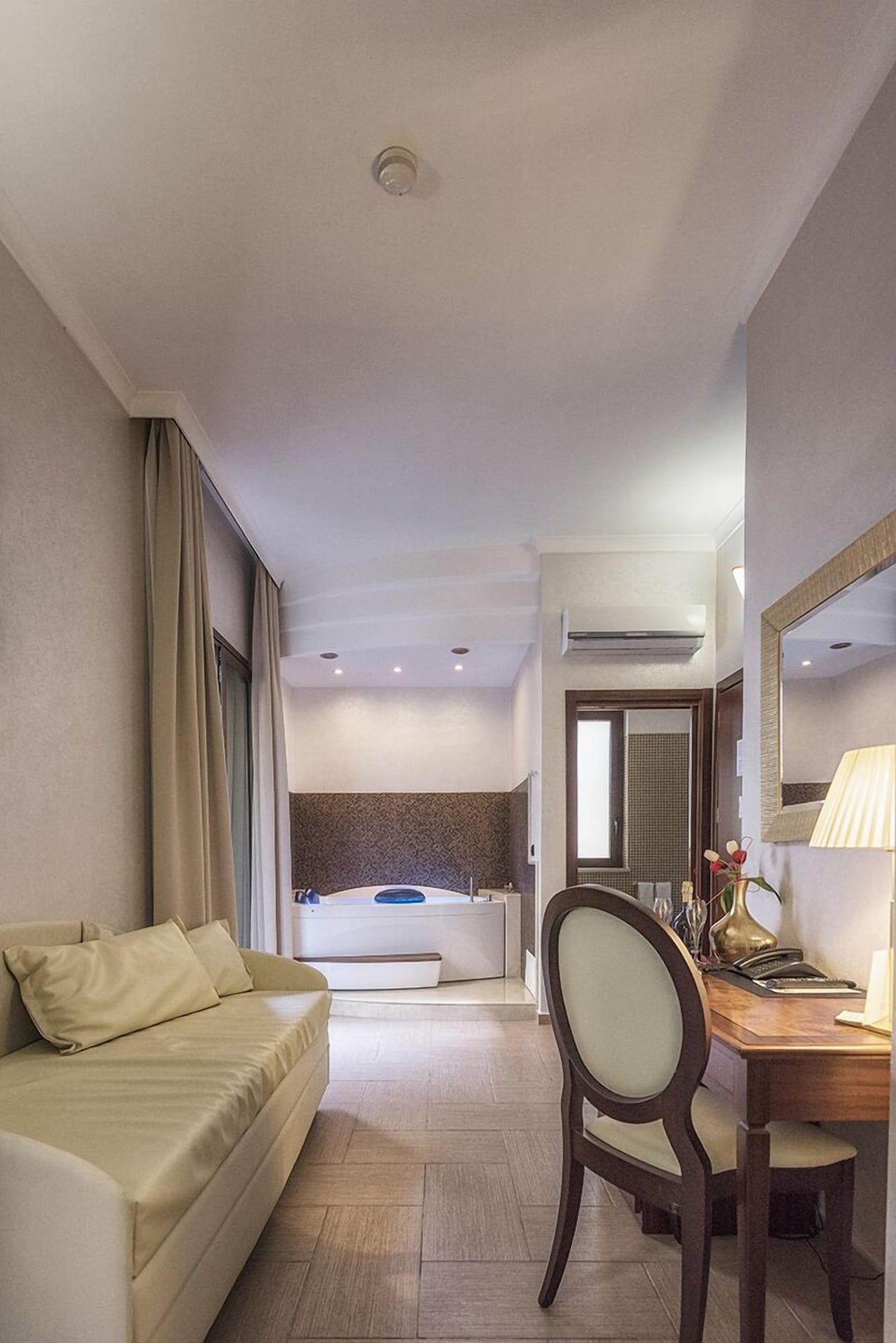 Junior Suite, King Bed, Jetted Tub