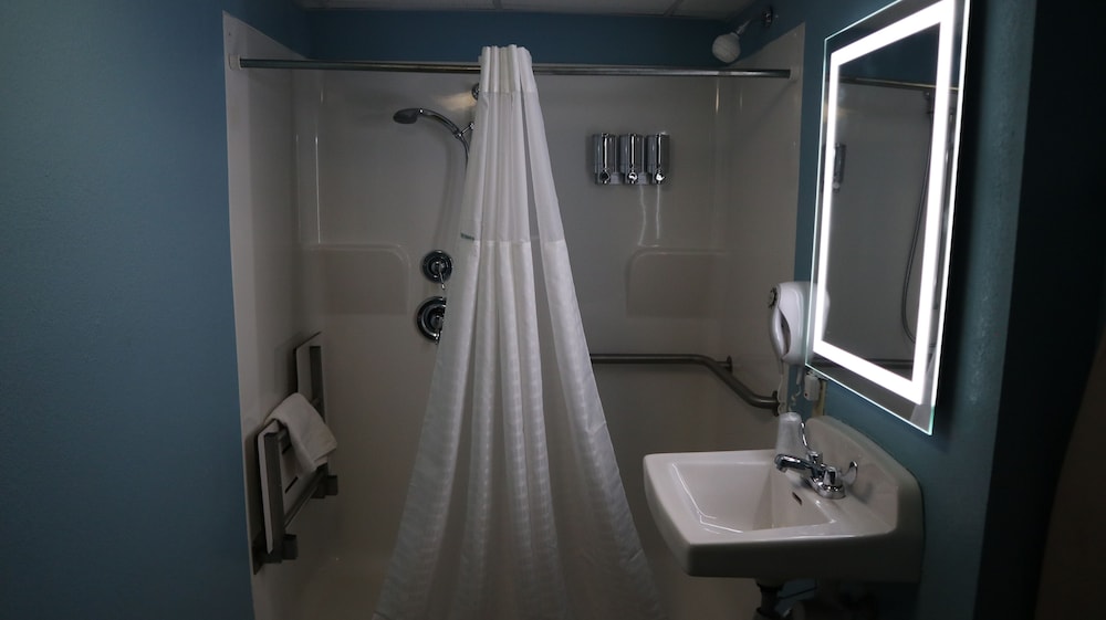 Airport Waterfront Inn 58/59