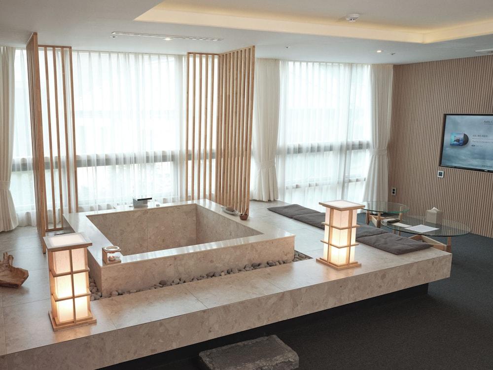 UH Suite The Myeongdong 47/52