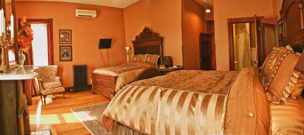 Whiskey Mansion Bed and Breakfast 15/22
