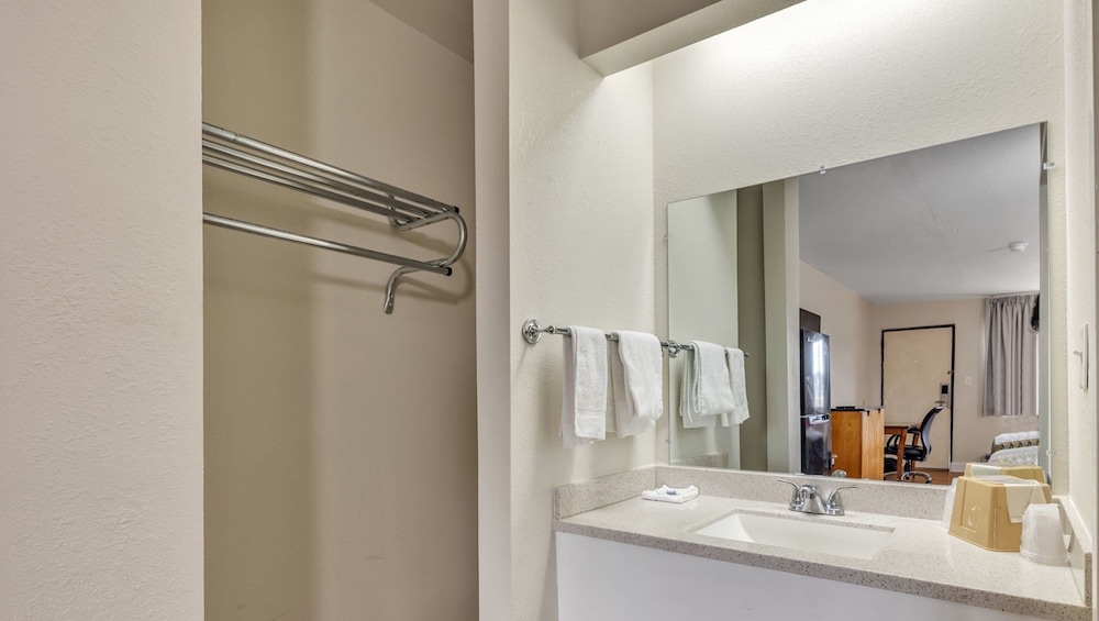 Studios And Suites 4 Less Emporia 18/50