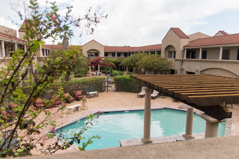 Vineyard Court Designer Suites Hotel 4/56
